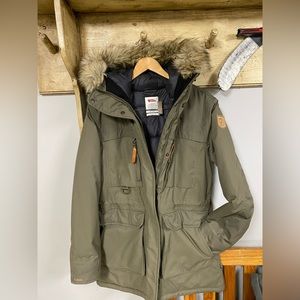 Women’s Fjallraven Jacket - Size Médium - Deep Green Color